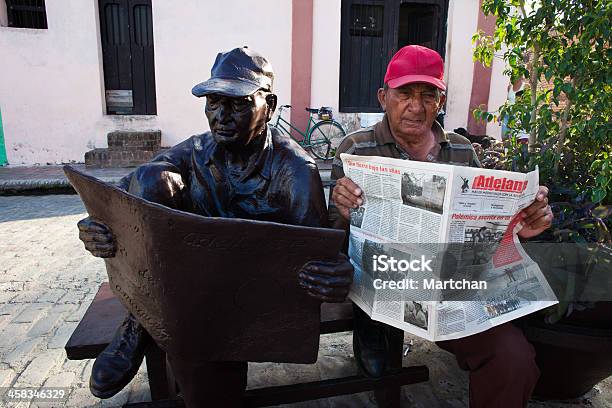 Uomo E La Scultura Di Leggere Quotidiani A Cuba - Fotografie stock e altre immagini di Ambientazione esterna - Ambientazione esterna, America Latina, Anziani attivi