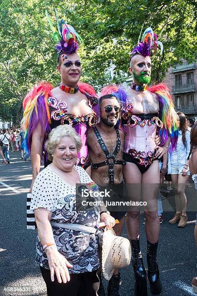 As Pessoas Que Participam Na Parada Orgulho Gay De Madrid - Fotografias de stock e mais imagens de Adulto