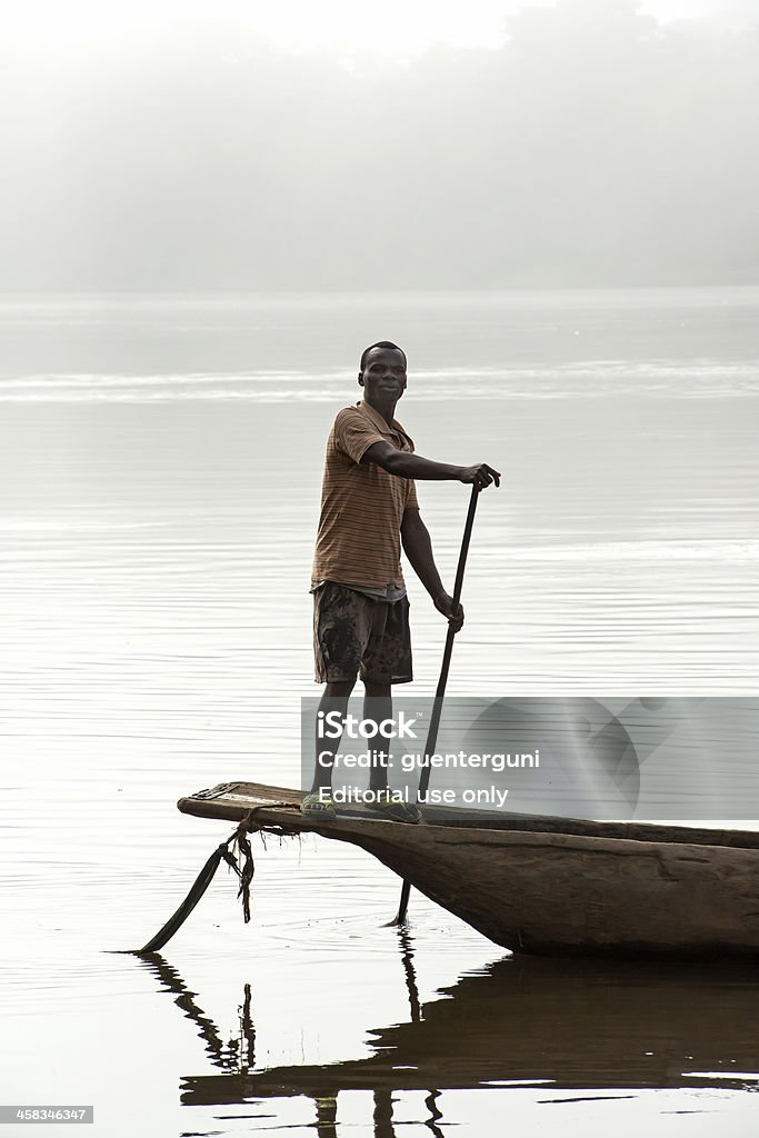 Pescador em pirogue em rio o Congo - Royalty-free Canoa Foto de stock