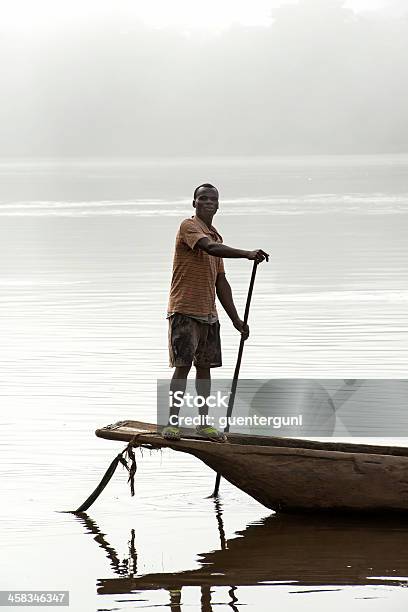 Pescador Em Pirogue Em Rio O Congo - Fotografias de stock e mais imagens de Canoa - Canoa, Homens, África