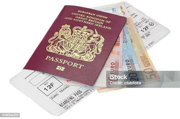 Pasaporte Con Euros De Dinero Y Tarjeta De Abordar Foto de stock y más banco de imágenes de Billete de admisión - Billete de admisión, Pasaporte, Avión