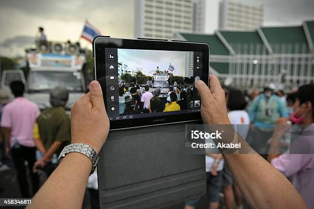 Antigoverno Rally A Bangkok - Fotografie stock e altre immagini di Macchina fotografica - Macchina fotografica, Samsung Galaxy, Giornalista