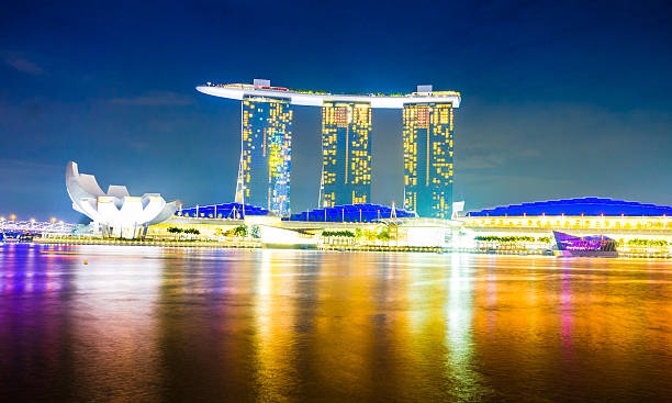 paisaje de singapur marina bahía noche - merlion singapore marina bay lighting equipment fotografías e imágenes de stock