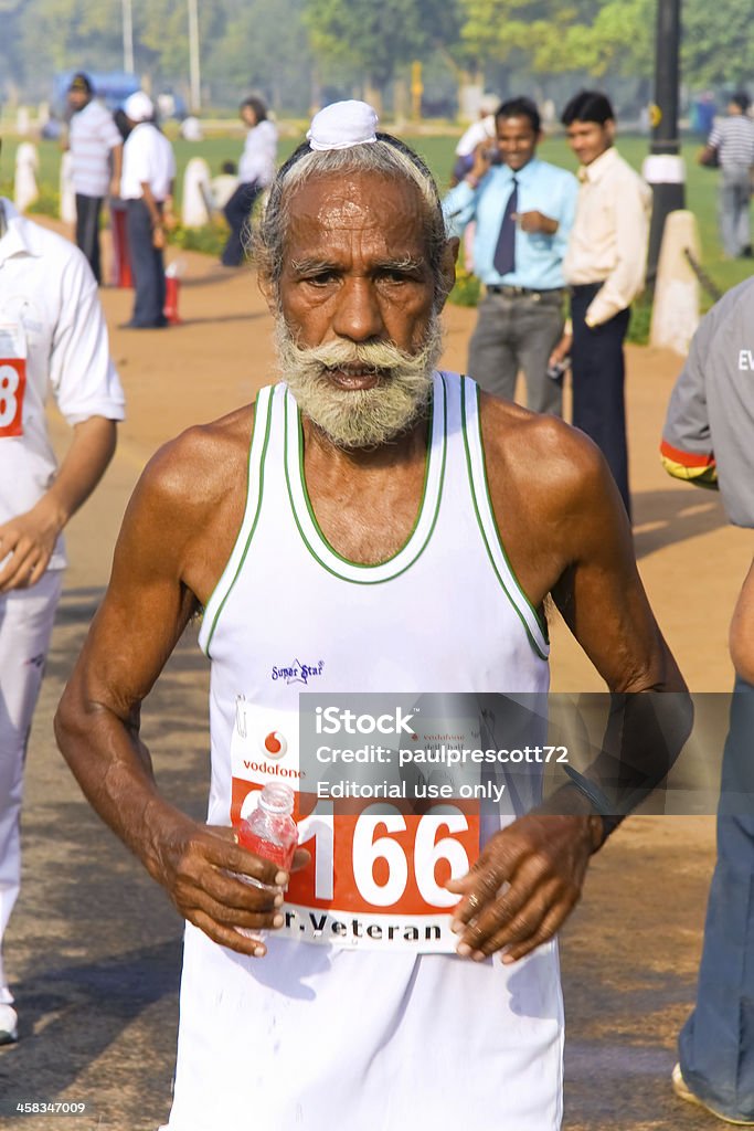 Elderly 숫나사 시크교도 marathon runner - 로열티 프리 T 셔츠 스톡 사진