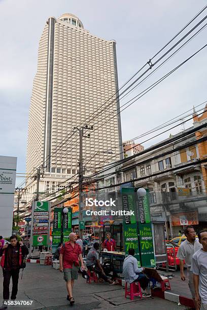 Wolkenkratzer Hotel Hinter Der Straße Mit Alten Gebäude In Bangkok Stockfoto und mehr Bilder von Asien