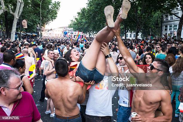 Personen Die An Der Gayprideparade In Madrid Stockfoto und mehr Bilder von Erfolg - Erfolg, Erwachsene Person, Feiern