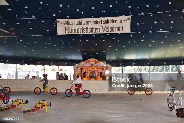 Velodrom Stockfoto und mehr Bilder von Bewegungsunschärfe - Bewegungsunschärfe, Fahrgeschäft, Farbton