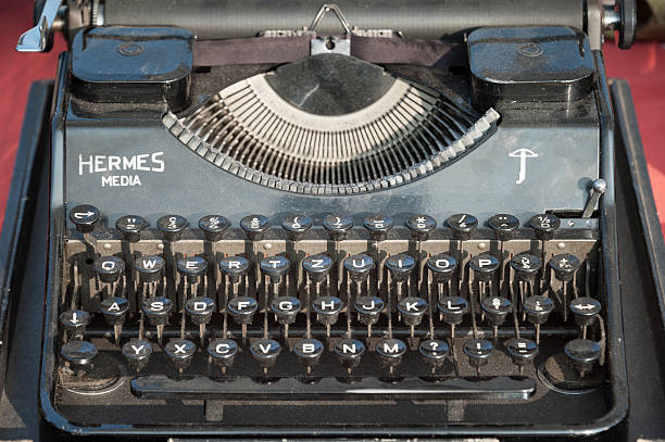 hermess typewrite media - typewriter retro revival old fashioned the media imagens e fotografias de stock