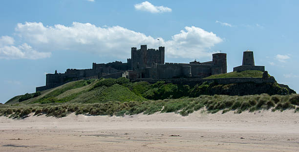 バンバラ城 - castle bamburgh english culture old ストックフォトと画像