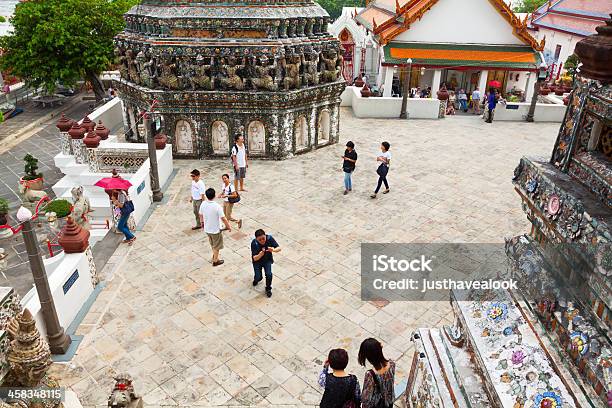 Foto de Passeio Turístico Em Wat Arun e mais fotos de stock de Adulto - Adulto, Bangkok, Capitais internacionais