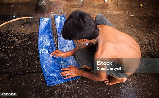 Indian Labourer Odcienie Dżinsy Na Drodze - zdjęcia stockowe i więcej obrazów Bieda - Problem społeczny - Bieda - Problem społeczny, Codzienne ubranie, Delhi