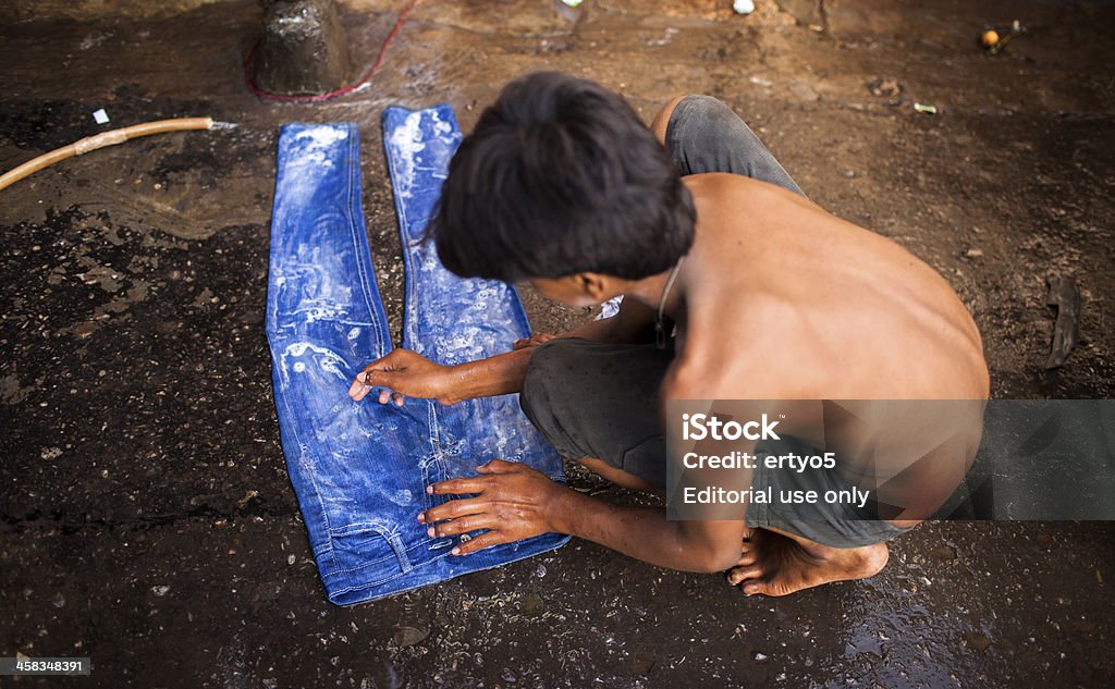 Индийский labourer оттенки джинсы на дороге - Стоковые фото Бедность роялти-фри