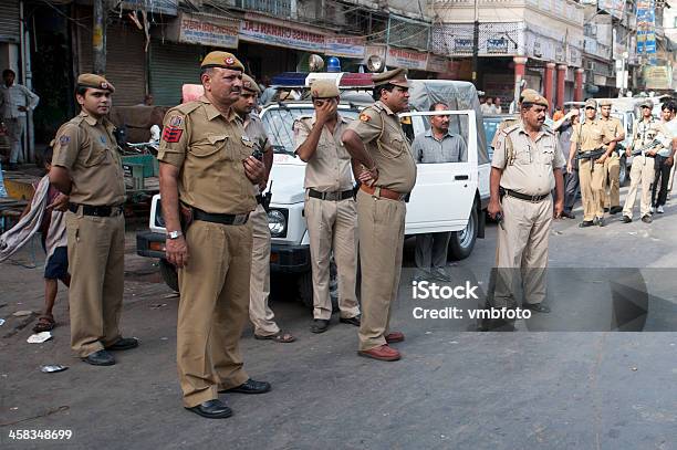New Delhi Die Polizei Überwacht Spice Market Guardia De Policía De Nueva Delhi Spice Market Stockfoto und mehr Bilder von Polizei