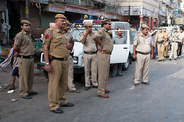 nova delhi polícia patrol mercado de especiarias - new delhi horizontal photography color image zdjęcia i obrazy z banku zdjęć