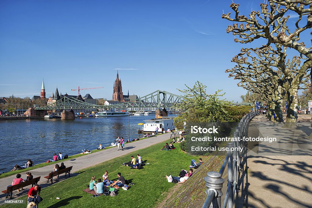 Paseo ribereño en el río Main de Frankfurt - Foto de stock de Agua libre de derechos