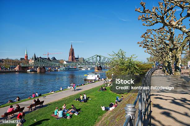 Paseo Ribereño En El Río Main De Frankfurt Foto de stock y más banco de imágenes de Agua - Agua, Aire libre, Alemania
