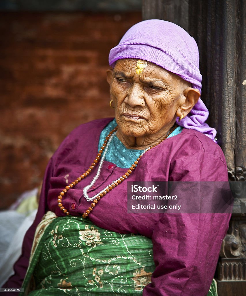 Bà Già Ngồi Trong Nhà Nghỉ Hưu Kathmandu Nepal Hình ảnh Sẵn có ...