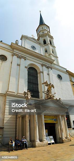 Katholisches Pfarramt St Michael Vienna Austria - Fotografie stock e altre immagini di Austria - Austria, Capitali internazionali, Chiesa