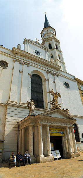 katholisches pfarramt 聖ミカエル-vienna 、オーストリア - st michaels church ストックフォトと画像