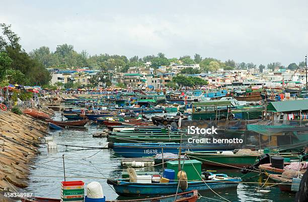 Foto de Cheung Chau e mais fotos de stock de Ancorado - Ancorado, Atracado, Casa flutuante