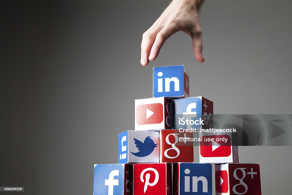 Mão atingindo de ícones de redes sociais - Royalty-free LinkedIn Foto de stock