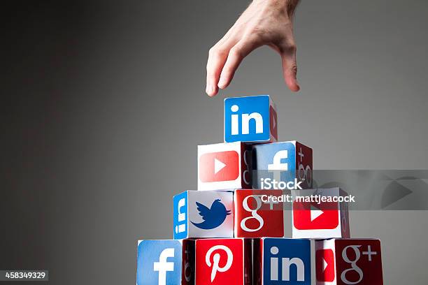 Mão Atingindo De Ícones De Redes Sociais - Fotografias de stock e mais imagens de LinkedIn - LinkedIn, Logótipo, Marketing