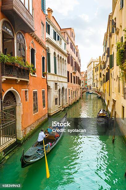 Gôndola No Canal De Veneza - Fotografias de stock e mais imagens de Canal - Água Corrente - Canal - Água Corrente, Cidade, Cultura Italiana