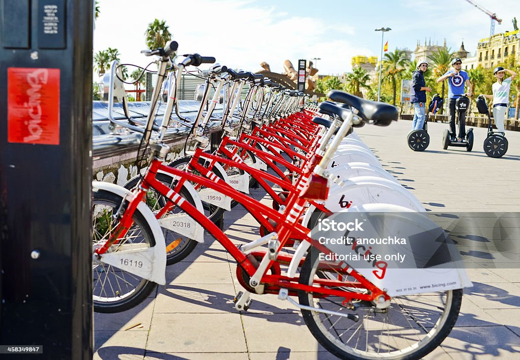 Le stationnement des vélos et les touristes en Segway à Barcelone, en Espagne - Photo de Segway libre de droits