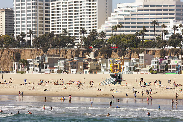 cena de praia de santa monica na califórnia - santa monica surfing beach city of los angeles imagens e fotografias de stock
