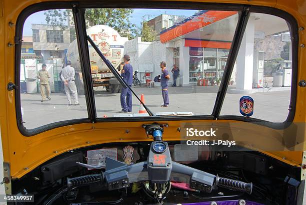 Foto de Ver A Bomba De Combustível Por Meio De Auto Rikshaw Janela e mais fotos de stock de Bomba de Combustível