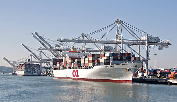 oocl italie au port d'oakland - oakland california commercial dock harbor california photos et images de collection