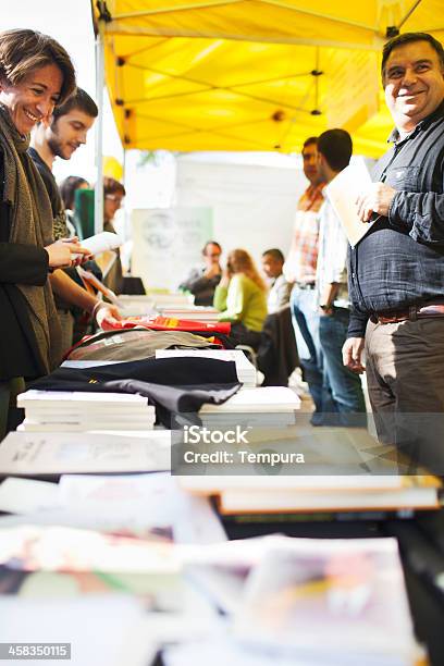 Comprar Libros En Una Calle Independiente Foto de stock y más banco de imágenes de Aire libre - Aire libre, Bandera, Barcelona - España