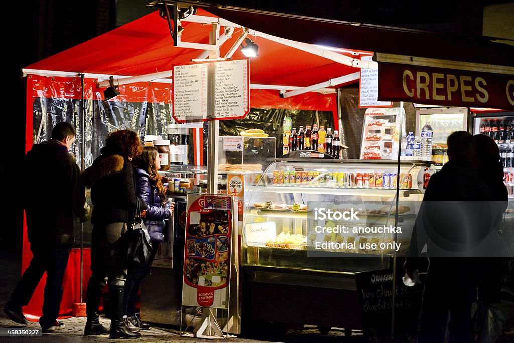 Les personnes qui achètent des collations de nuit.  De Paris - Photo de Aliment libre de droits