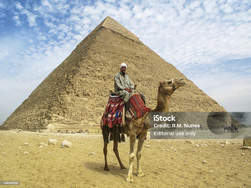 Chameau homme en face de Gizeh Pyramide - Photo de Afrique libre de droits