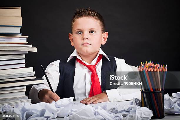 Profesor De Niño Foto de stock y más banco de imágenes de Aprender - Aprender, Color - Tipo de imagen, Concentración