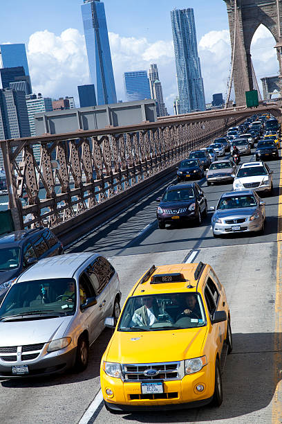 tráfego na ponte de brooklyn em nova york city - connection usa brooklyn bridge business imagens e fotografias de stock