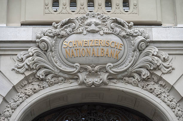 вход в портал «swiss national bank (snb) в берне - helvetic confederation стоковые фото и изображения
