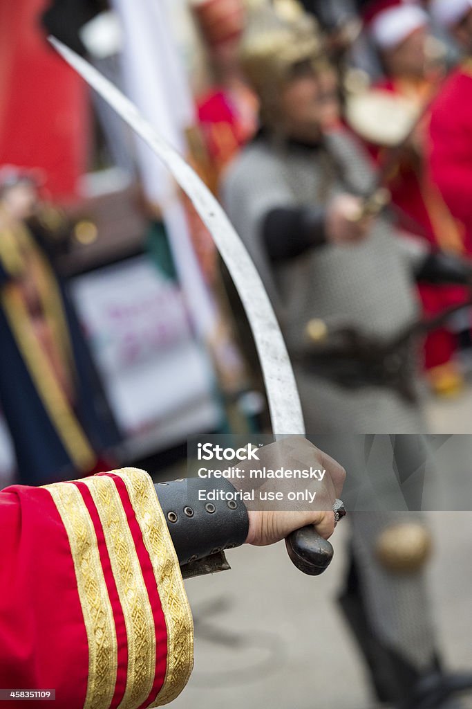 Ręka trzymająca tradycyjne turecki Miecz - Zbiór zdjęć royalty-free (Aksamit)