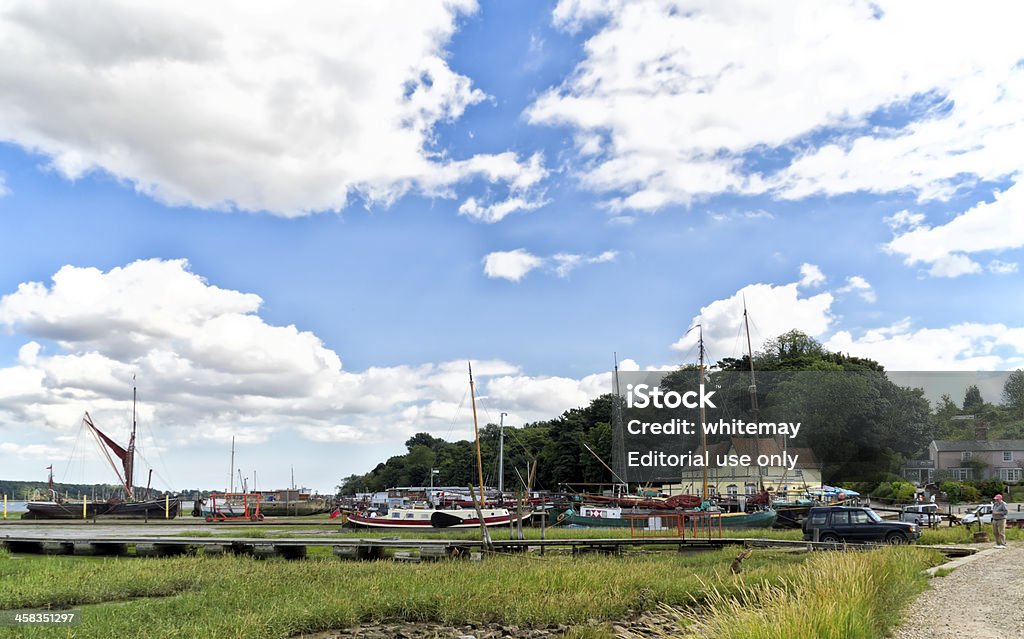 De Mill, Suffolk, con barcos en el barro - Foto de stock de Aire libre libre de derechos