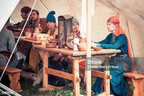 Periodo Medievale Cena - Fotografie stock e altre immagini di Abbigliamento - Abbigliamento, Adulto, Arte, Cultura e Spettacolo