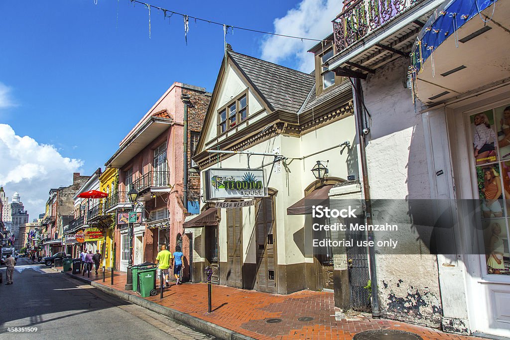 Edificio histórico en el vecindario French Quarter - Foto de stock de Acera libre de derechos