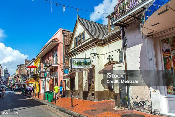 Edificio Histórico En El Vecindario French Quarter Foto de stock y más banco de imágenes de Acera - Acera, Aire libre, Alegre