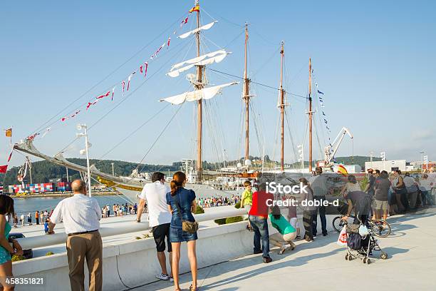 Foto de Marinha Navio Espanhol Juan Sebastian Elcano Ancorados No Porto e mais fotos de stock de Astúrias