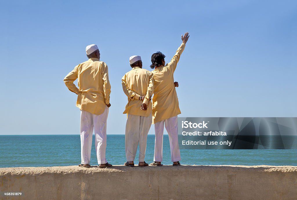 Stooges che indica di fronte all'oceano - Foto stock royalty-free di Kurta