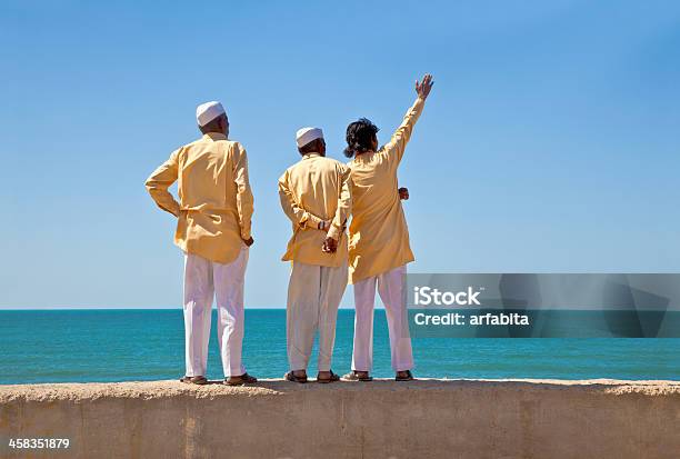 Stooges Che Indica Di Fronte Alloceano - Fotografie stock e altre immagini di Kurta - Kurta, Pigiama, Abbigliamento