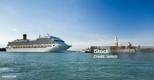 Transatlántico En El Puerto De Venecia Foto de stock y más banco de imágenes de Crucero - Barco de pasajeros - Crucero - Barco de pasajeros, Crucero - Vacaciones, Italia