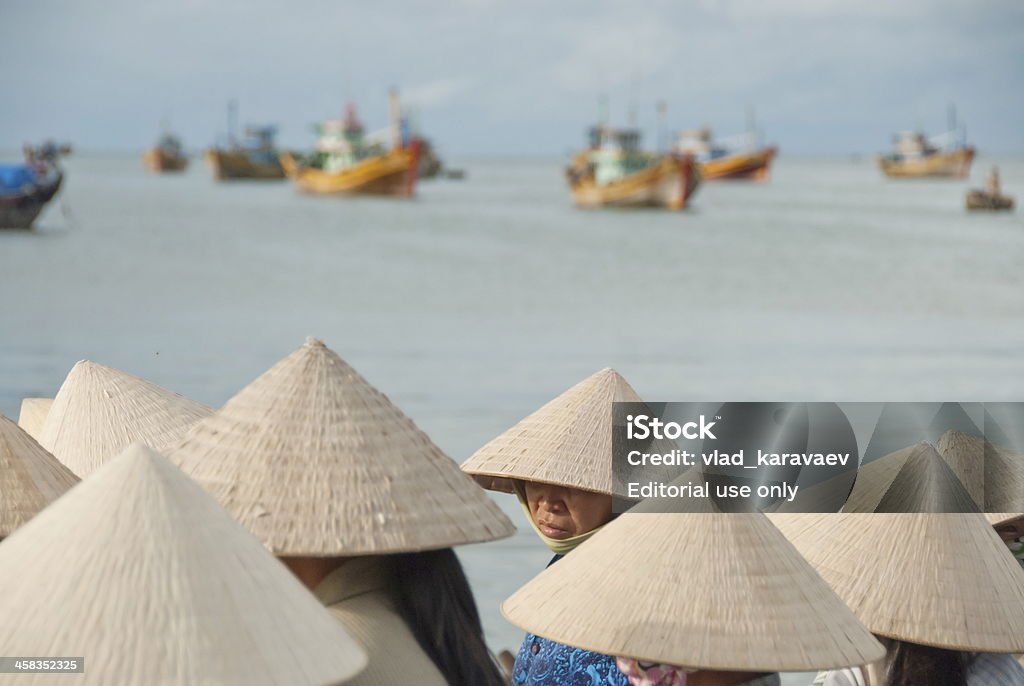 Mulher vietnamita tradicional chapéus cônicos, Mui Ne, Vietnã. - Foto de stock de Adulação royalty-free
