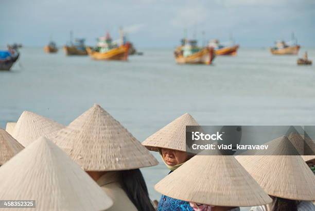 Foto de Mulher Vietnamita Tradicional Chapéus Cônicos Mui Ne Vietnã e mais fotos de stock de Adulação