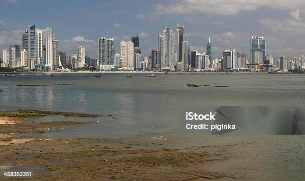 Horizonte De La Ciudad De Panamá Foto de stock y más banco de imágenes de Agua - Agua, Aire libre, Alto - Descripción física