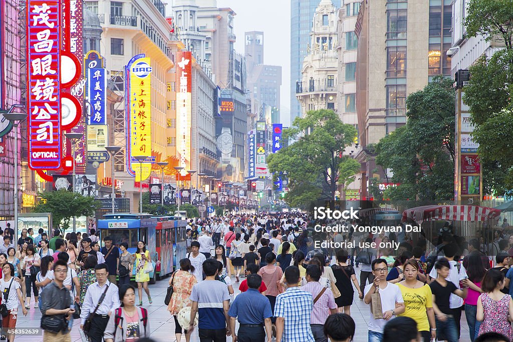 Touristes sur Nanjing Road - Photo de Affaires libre de droits